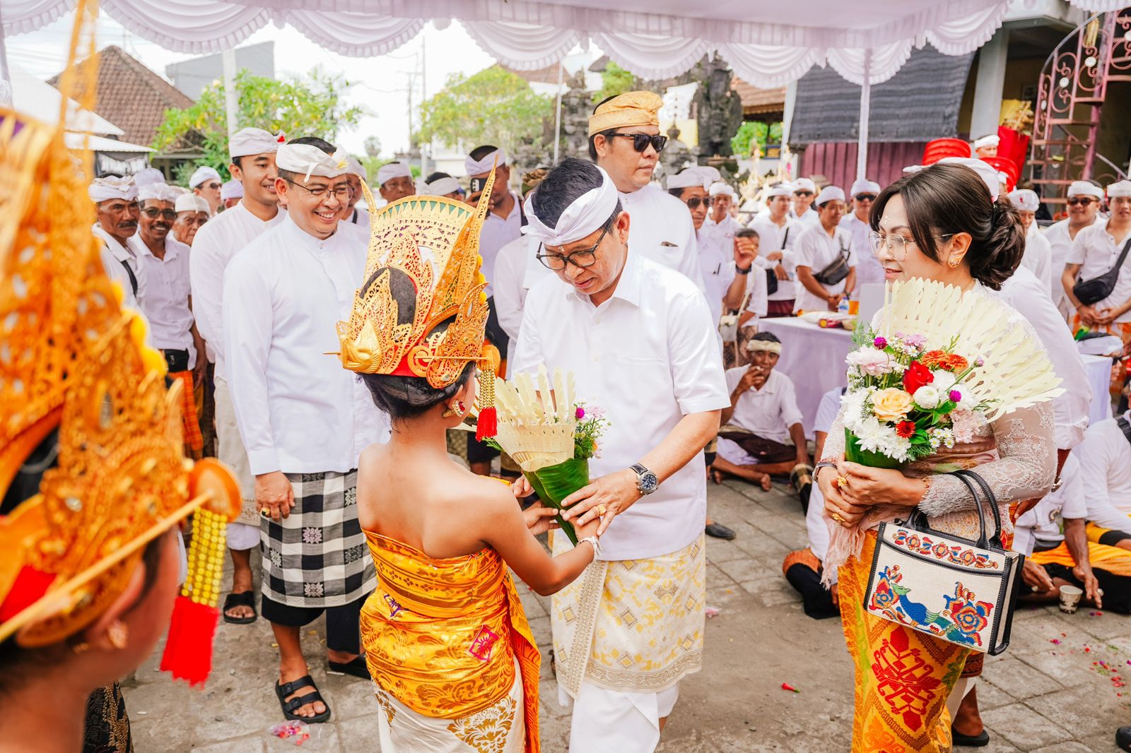 Bupati Wayan Adi Arnawa, menghadiri rangkaian upacara Nyakap Karang, Melaspas, dan Mendem Pedagingan di Pura Dalem Jambe, Banjar Adat Panglan Baleran, Kelurahan Kapal, Selasa (17/2).