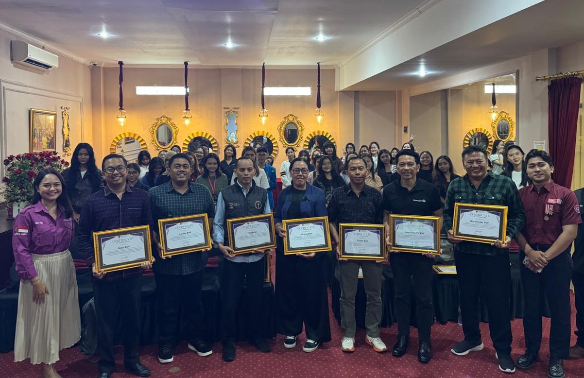 PENGHARGAAN: Sepuluh media penerima penghargaan dari LSPR Bali sebagai partner