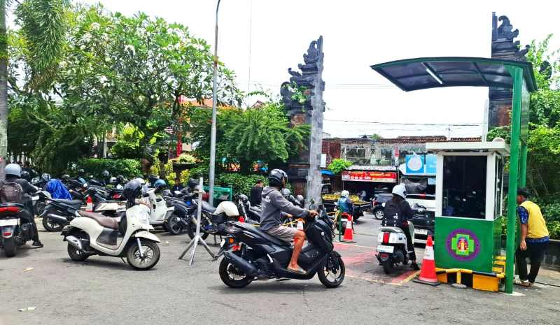 KURANG DAYA TAMPUNGNYA : Kondisi parkiran kendaraan  RSUD Klungkung. (dewa ayu pitri arisanti/radar bali)