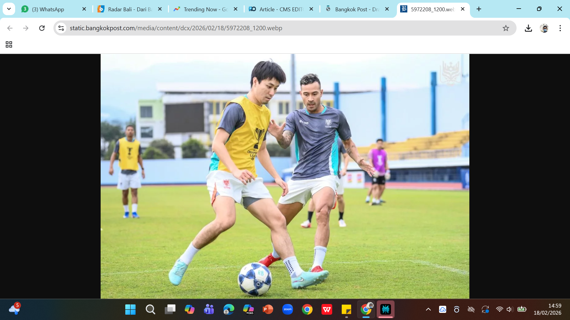 Para pemain Ratchaburi FC berlatih menjelang bertemu Persib Bandung di leg 2 AFC Champions League 2 di Stadion GBLA malam ini.
