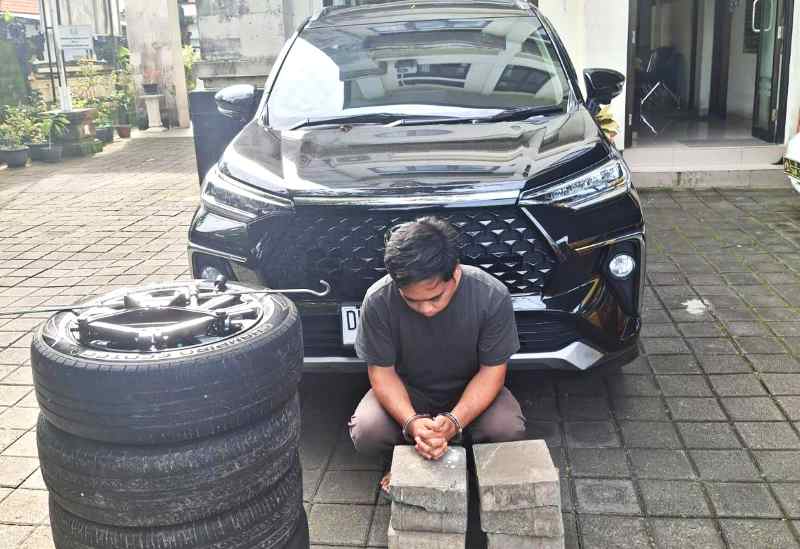 BERSAMA BARANG BUKTI : I Gede Yoga Pratama Adi Putra setelah ditangkap. (foto:istimewa)