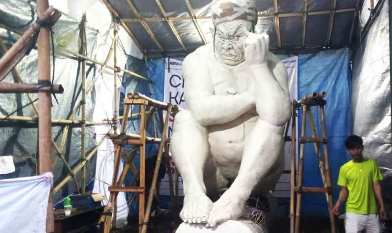 AJAK MERENUNG : Penampakan ogoh-ogoh figur manusia "Mulat Sarira" Karya dari STT Banjar Sanggulan Indah (BSI), Desa Banjar Anyar, Kecamatan Kediri Tabanan. (juliadi/radar bali).