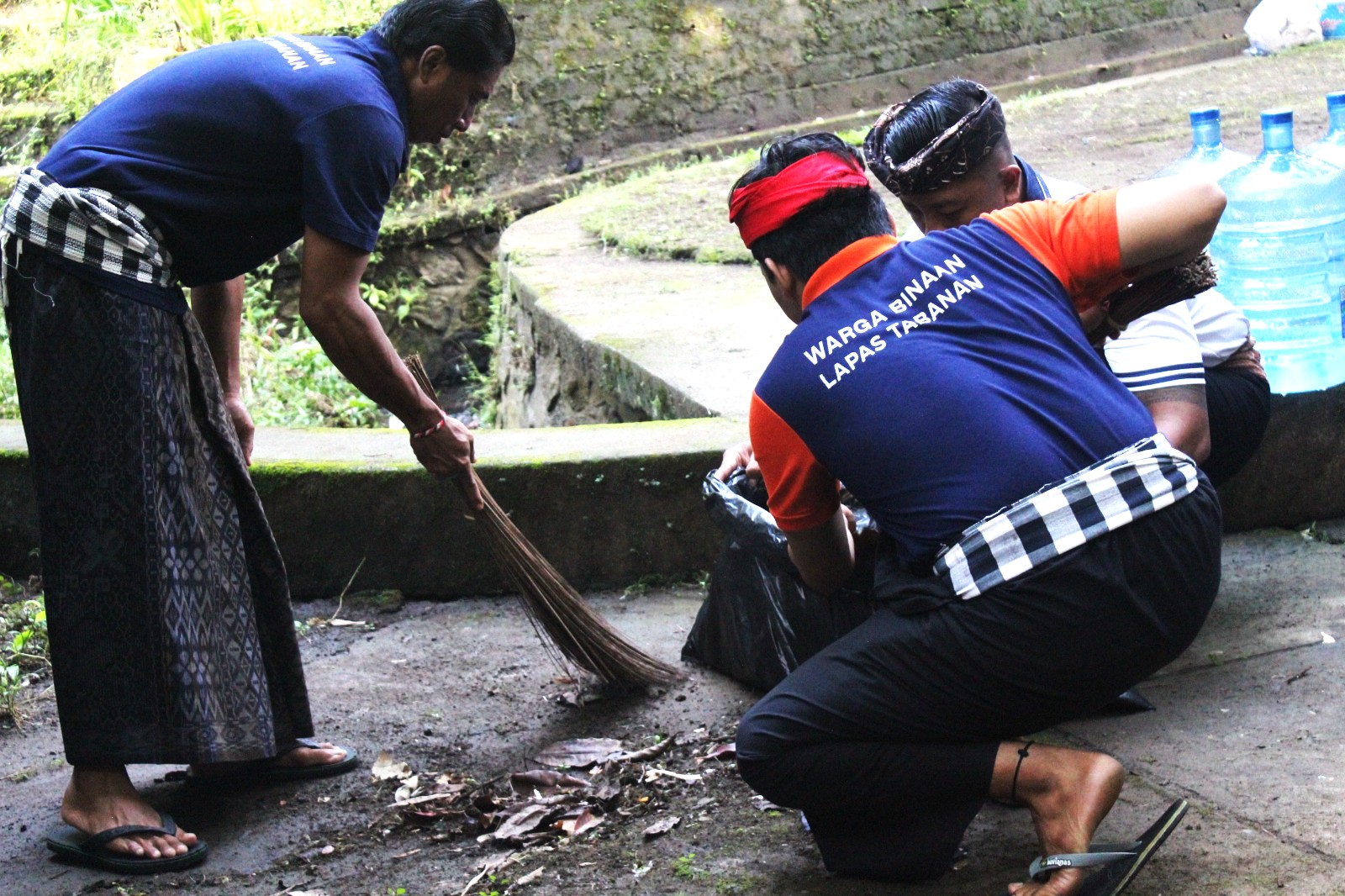 BERSIH-BERSIH PURA BEJI : Suasana warga binaan Lapas Kelas IIB Tabanan yang melakukan aksi kegiatan bersih-bersih di Pura Beji Desa Dajan Peken, Tabanan. (juliadi/radar bali)