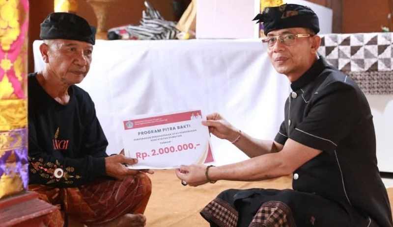 ilustrasi penyerahan akta kematian kepada ahli waris warga Klungkung yang meninggal dunia. (foto: Humas Pemkab Klungkung)