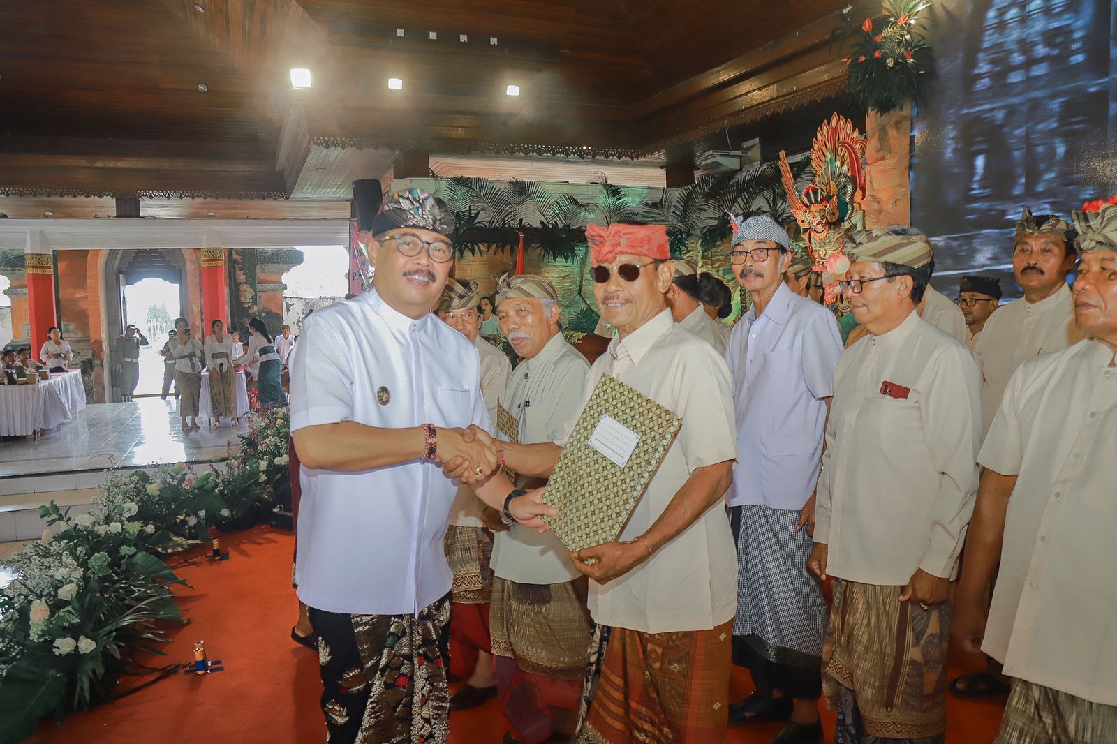 DIKUKUHKAN: Wakil Bupati Gianyar Anak Agung Mayun mengukuhkan Majelis Kebudayaan Bali Kabupaten Gianyar di Balai Budaya, Rabu (18/2). (Kominfo Gianyar for Radar Bali)
