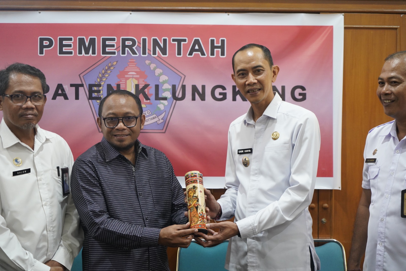 Staf Khusus Kementerian HAM Thomas Harming Suwarta disambut Wakil Bupati Klungkung Tjokorda Gde Surya Putra (Tjok Surya), di ruang rapat Bupati (18/2).