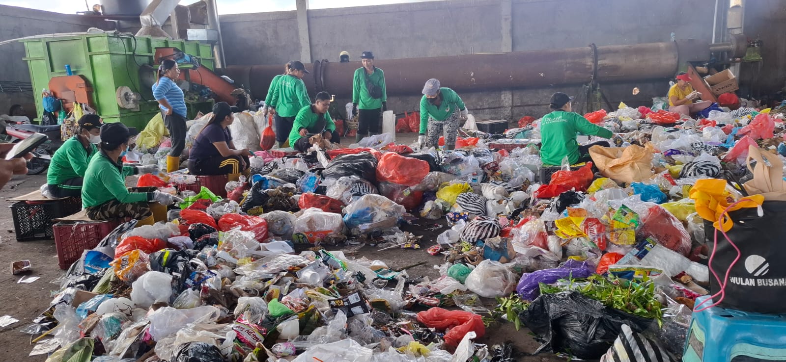 Pengolahan sampah di TOSS Center, Desa Kusamba, Kecamatan Dawan. (Ayu Pitri Arisanti/Radar Bali)