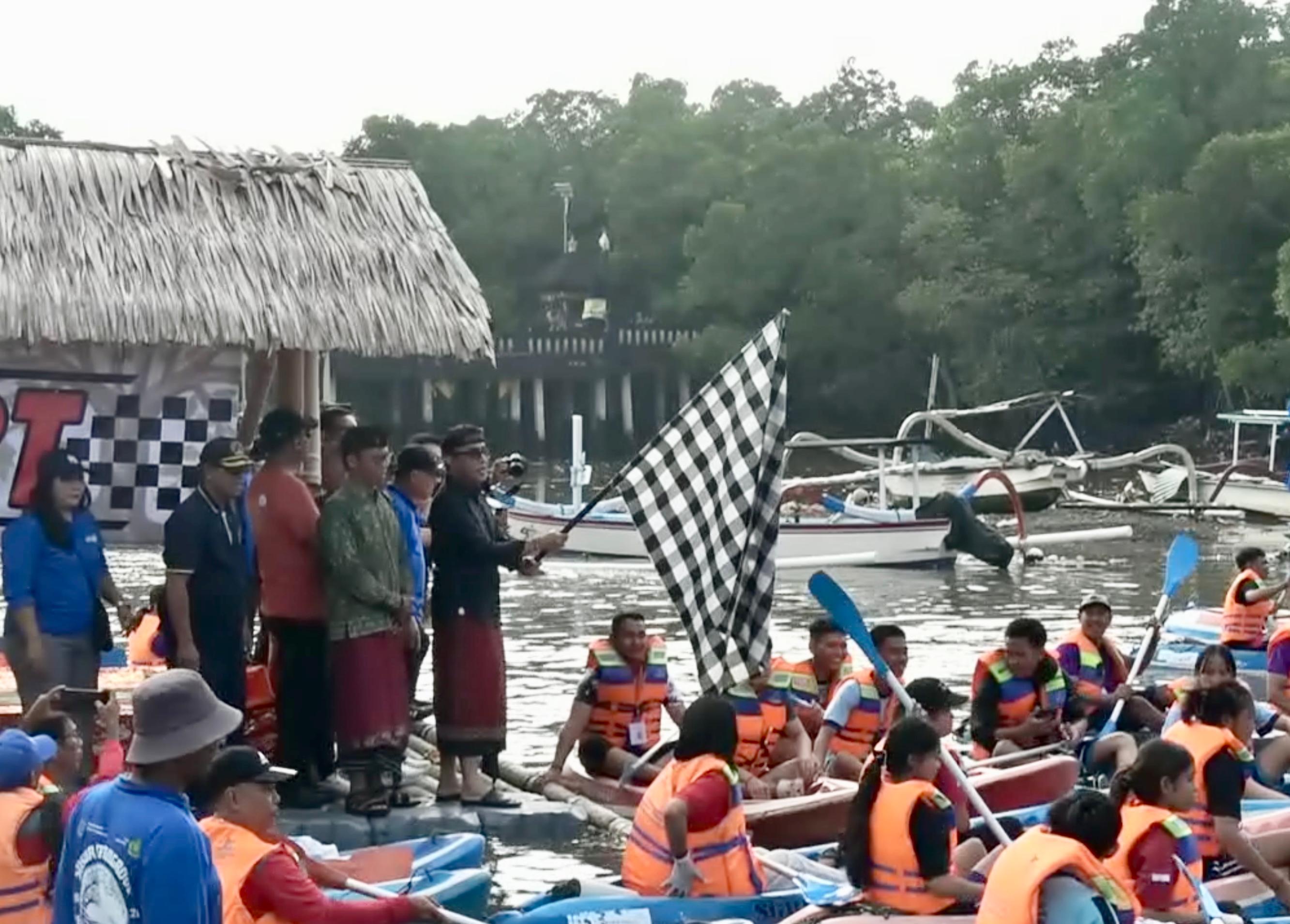 Wali Kota Denpasar I Gusti Ngurah Jaya Negara, saat membuka kegiatan Susur Mangrove dan aksi bersih pesisir di Kawasan Estuary Dam Hutan Mangrove Batu Lumbung, Pemogan, Kamis (19/2).