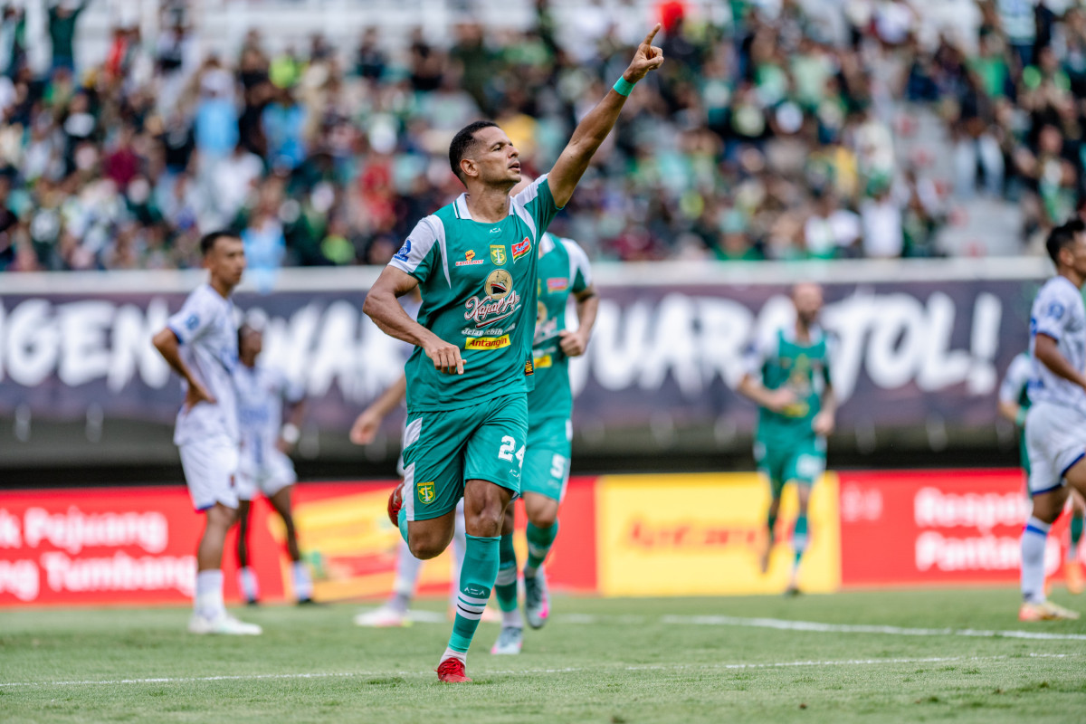 Leo Lelis saat membobol gawang Persijap di paro pertama musim kompetisi Super League 2025 2026.