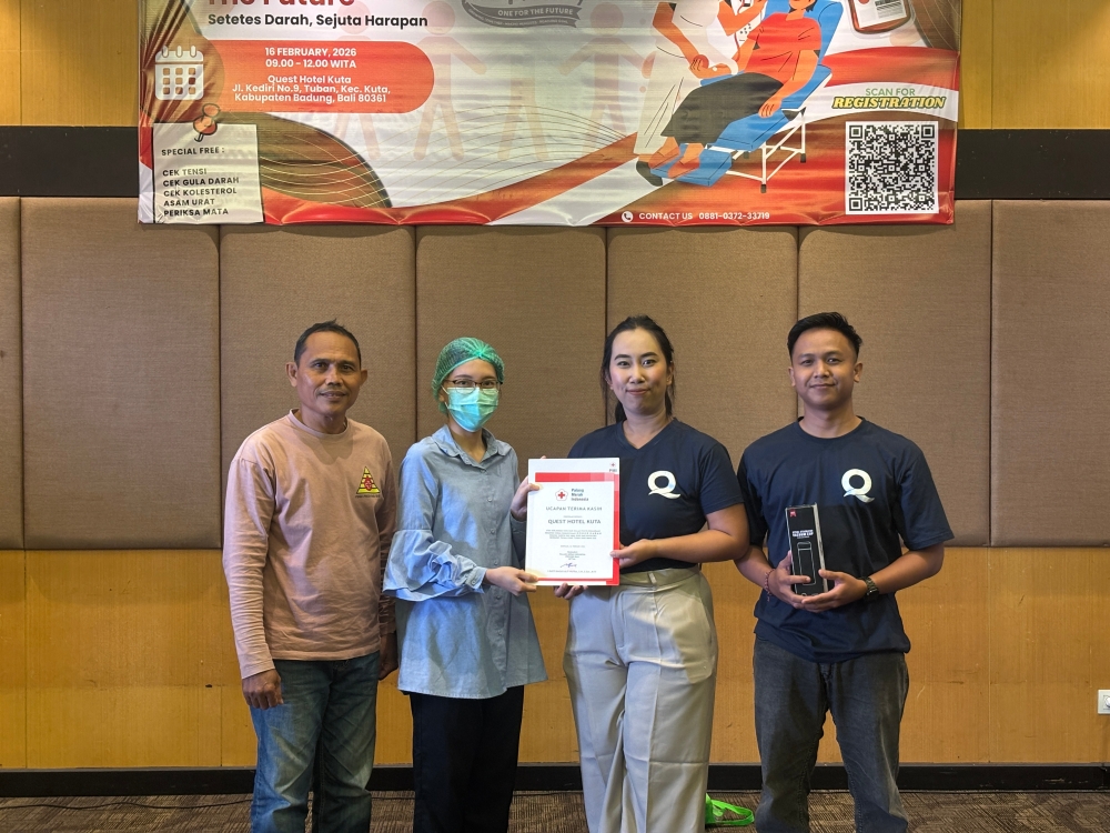 Penyerahan Piagam oleh Pihak PMI Kepada Panitia Acara.