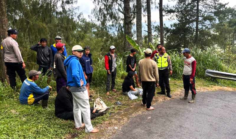 KORBAN SELAMAT : Warga di lokasi kejadian di jalur tengkorak Penulisan&ndash;Pinggan, Kecamatan Kintamani, Bangli. (Polres Bangli)
