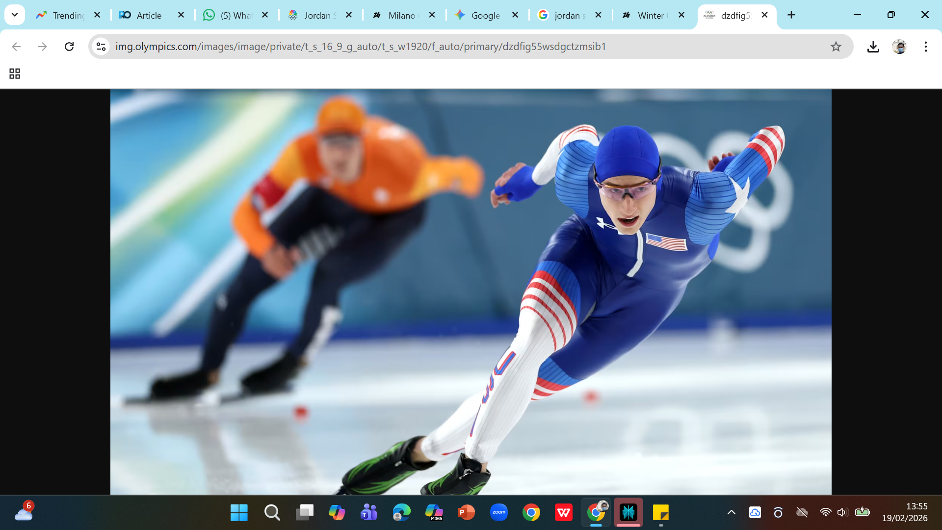 Jordan Stolz (biru) berlaga dengan Jenning de Boo dari Belanda di final nomor speed skating 500 meter. Stolz berupaya memecahkan rekor abadi Eric Heiden yang merebut tiga emas dalam satu olimpiade.