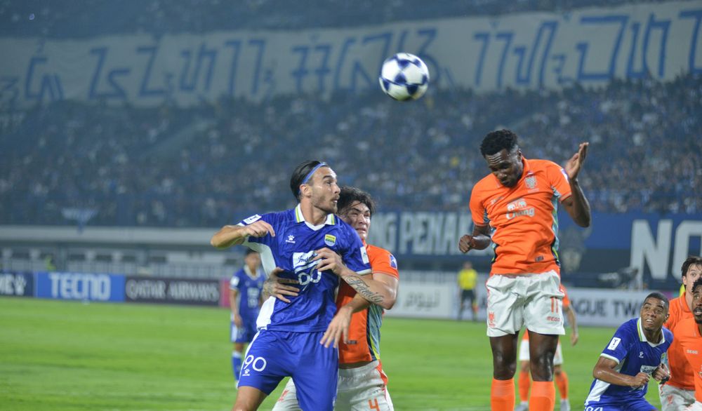 Striker Andrew Jung berjibaku di depan gawang Ratchaburi FC. Persib tersingkir dari babak 16 besar ACL 2 setelah menang 1-0 di GBLA.