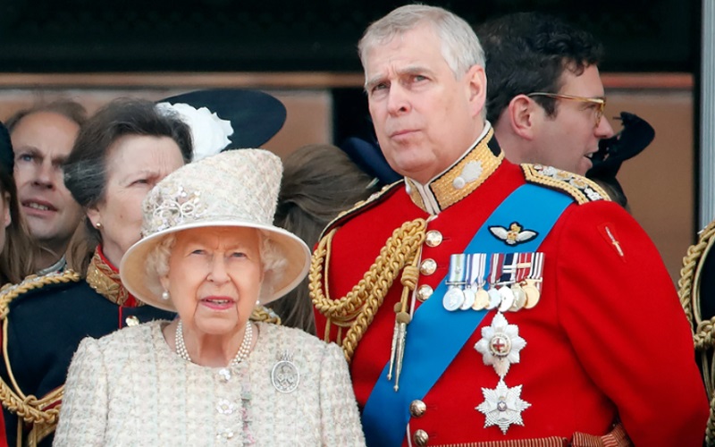 Pangeran Andrew dan Ratu Elizabeth II. Selama 10 tahun, mantan pewaris tahta nomor urut 7 itu dikaitkan dengan kasus prostitusi Jeffrey Epstein.