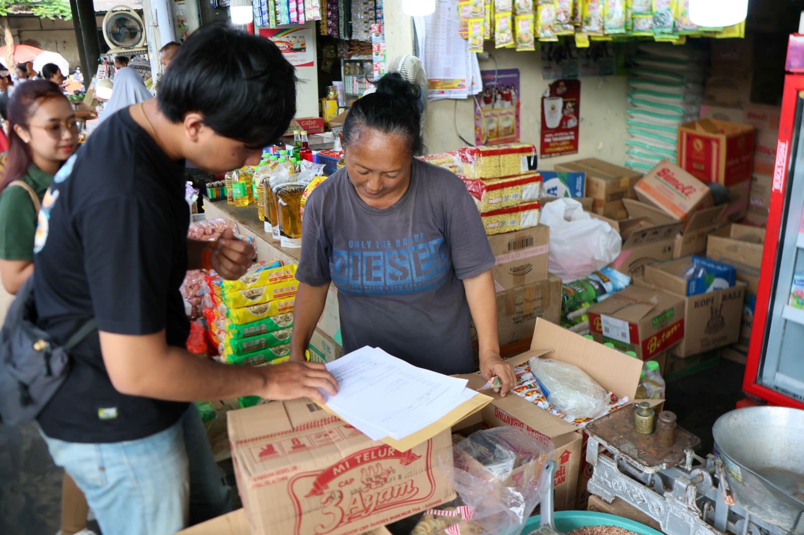 STABILISASI HARGA: Tim Satgas Saber Pangan Ditreskrimsus Polda Bali mengecek harga telur ayam saat sidak di Pasar Kreneng, Denpasar, Selasa (17/2/2026)