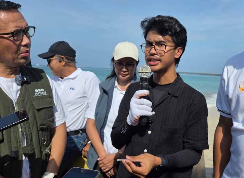 PERLIHATKAN JARUM SUNTIK: Gilang Rahma (tengah) menunjukan jarum suntik atau limbah medis yang ditemukan di Pantai Kelan. (Foto Marsellus Pampur)