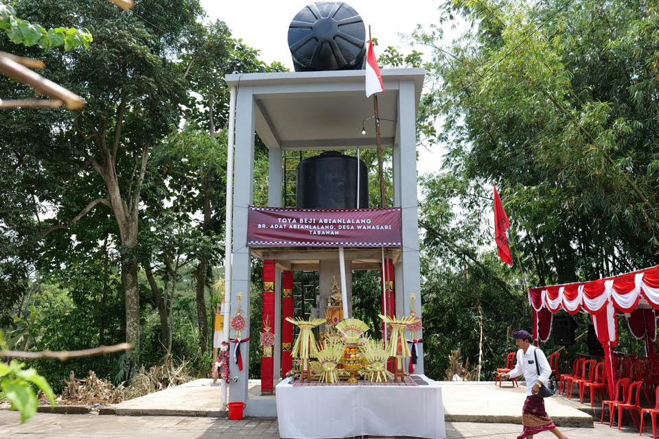 AMANKAN STOK AIR BERSIH : Tower Air Bersih Toya Beji Abianlalang di Banjar Dinas Abianlalang, Desa Wanasari, Tabanan.(juliadi)