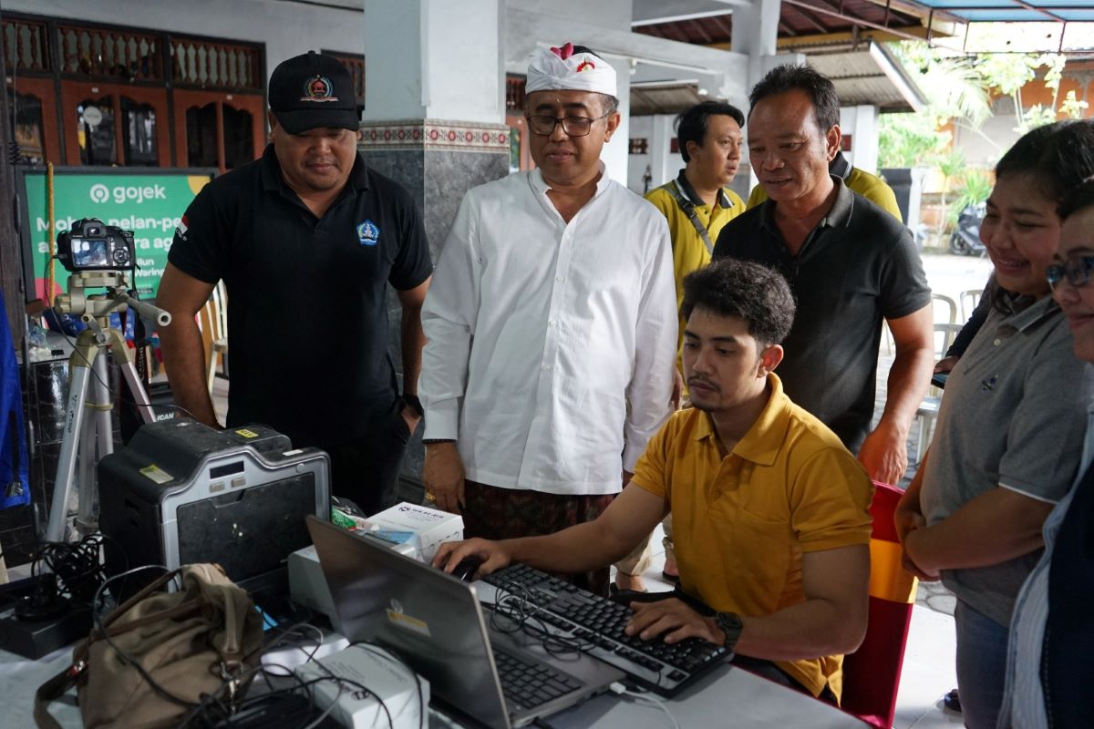 CEK DATA: Wali Kota Denpasar Jaya Negara saat cek data kependudukan beberapa waktu lalu