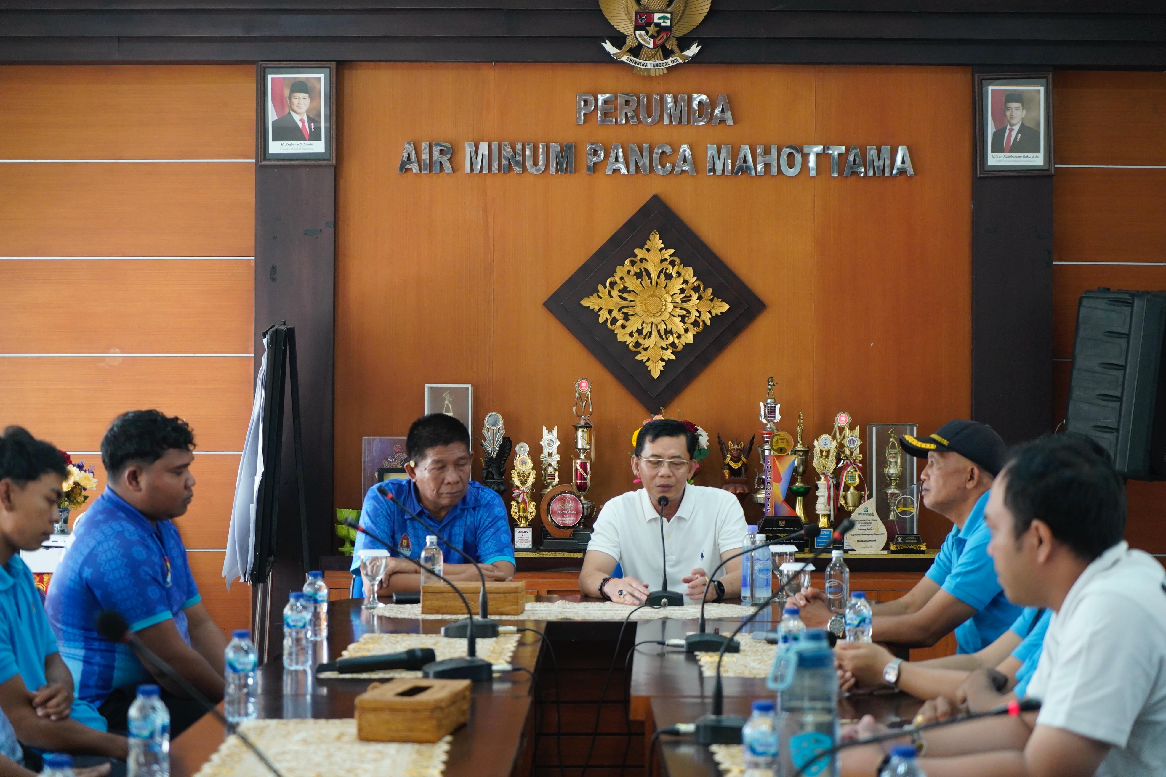 Bupati Klungkung I Made Satria saat kunjungan ke Kantor Perumda Air Minum Tirta Mahottama Kabupaten Klungkung, Jumat (20/2).