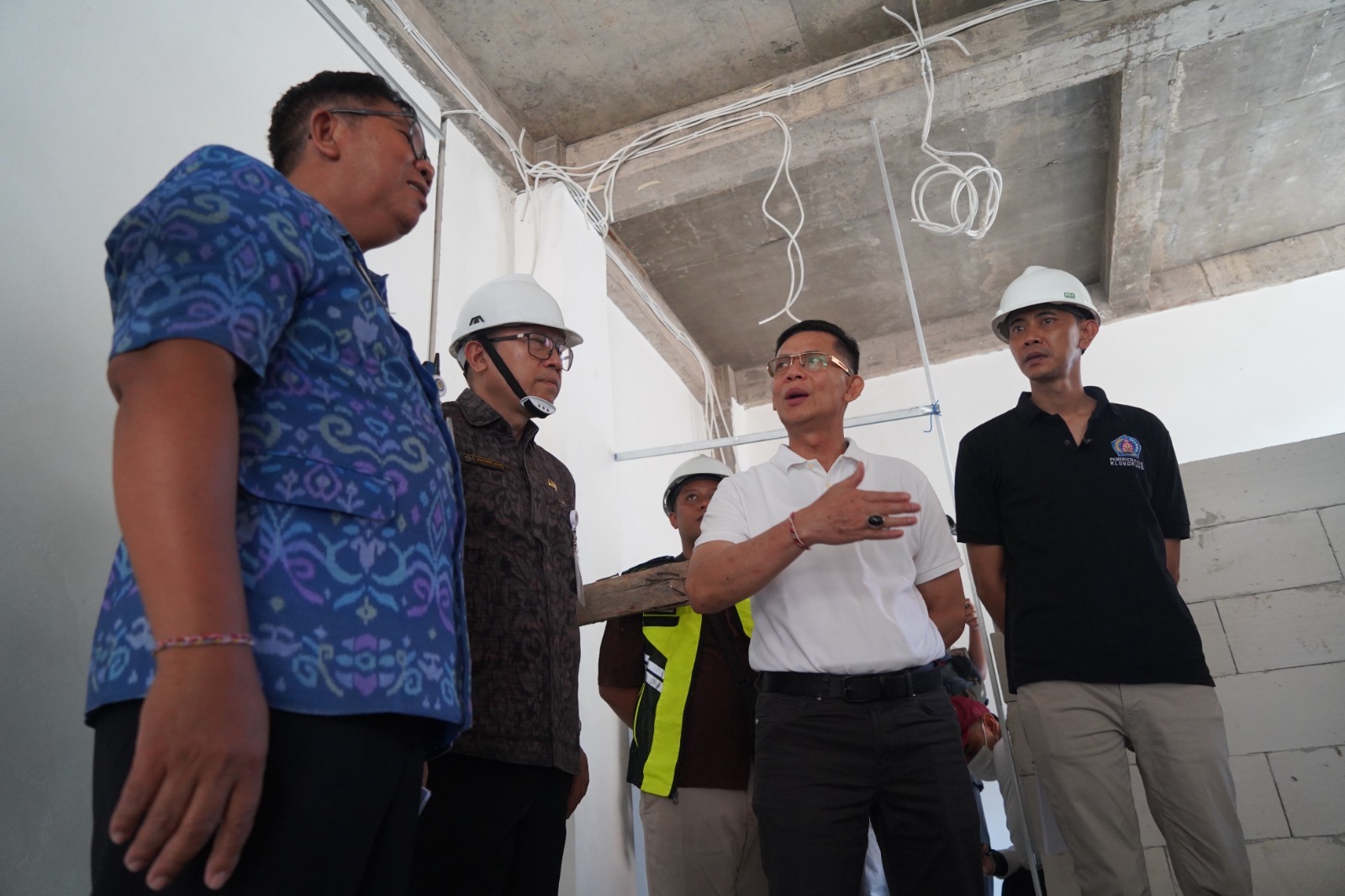 Bupati Klungkung I Made Satria (dua dari kanan) bersama Wakil Bupati Tjokorda Gde Surya Putra (kanan) dalam sebuah kegiatan.