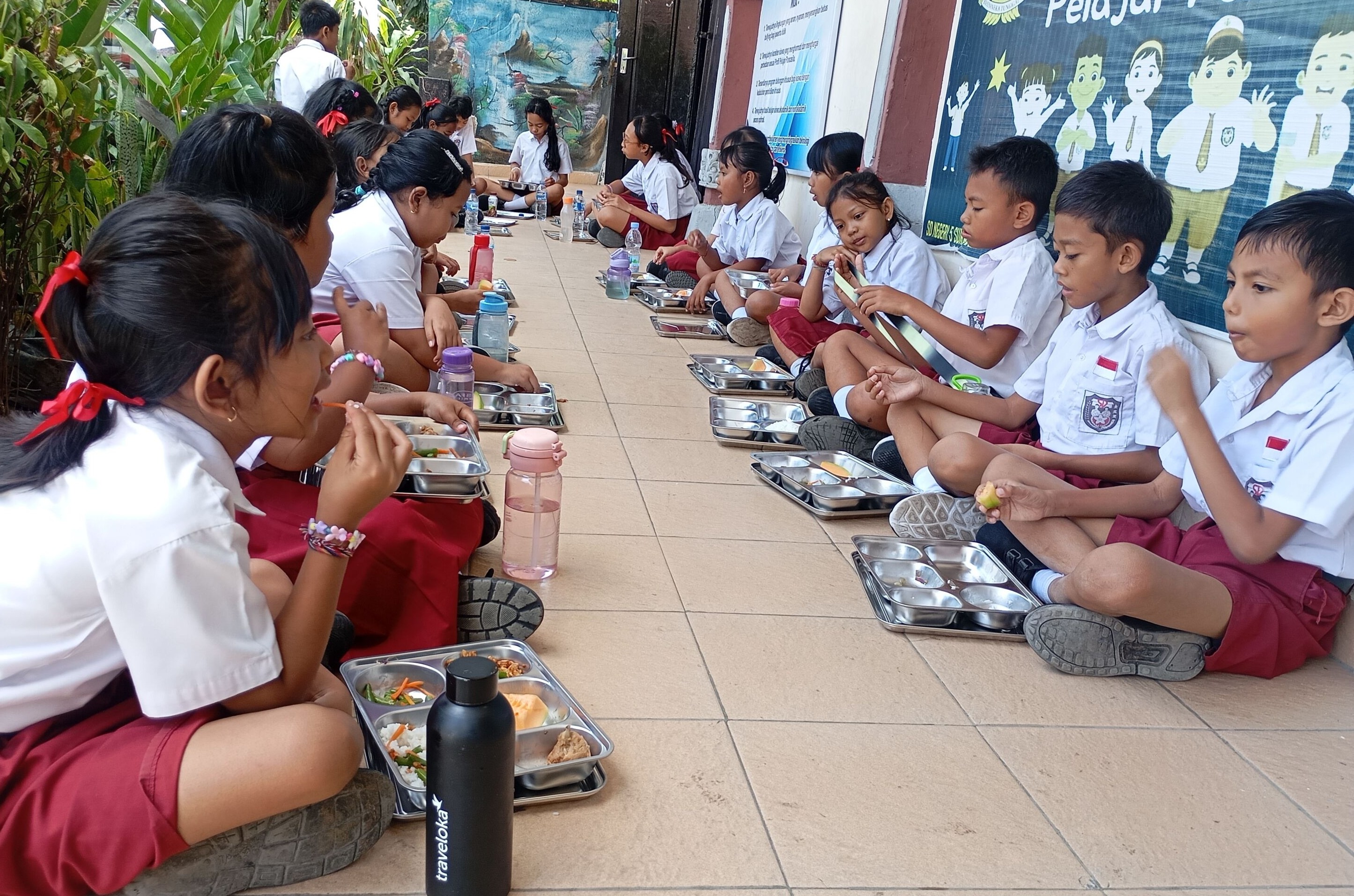 GANTI MENU: Suasana santap MBG di salah satu sekolah di Kabupaten Buleleng. Meski bulan puasa, paket makanan itu tetap berjalan di Bali utara.(francelino Jr)