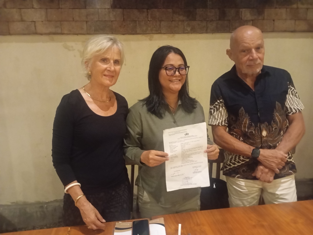 BERJUANG: Dari kiri, Marijke Zeij Broerse Kuasa Hukum Henny Puspitawati dan Peter Simon Herfkens di Denpasar (20/2/2026). (Tim Redaksi Radar Bali).