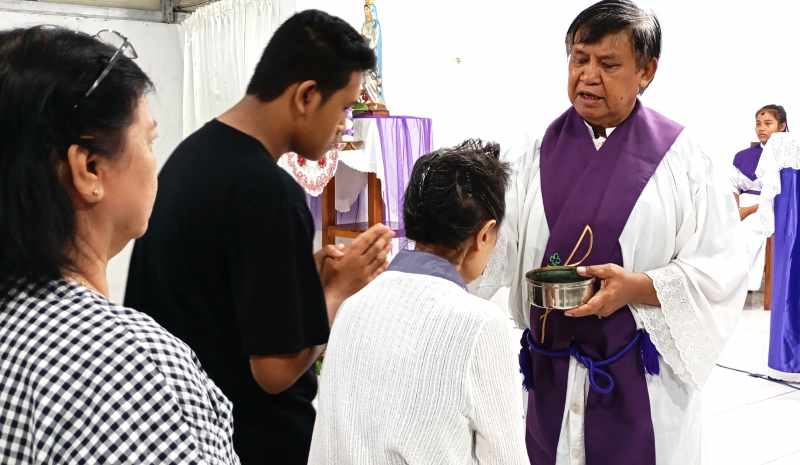 PERJALANAN SPIRITUAL: Prosesi umat Katolik mulai melakukan puasa dan pantang, diawali dengan pemberian abu di dahi, dalam misa Rabu Abu.(francelino Junior)