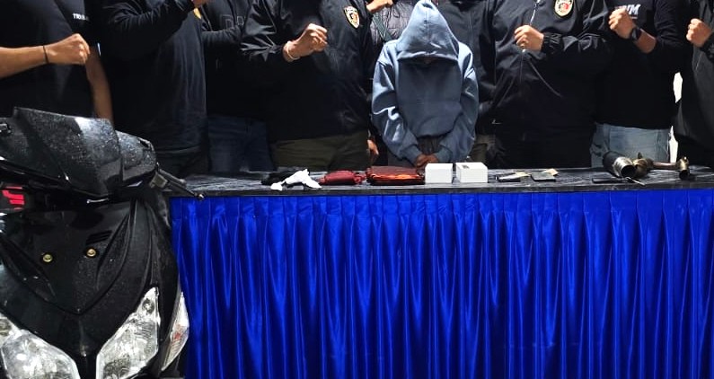 DIRINGKUS : Pelaku pencurian emas dan uang di Kintamani yang tertangkap. (Foto: Polsek Kintamani)