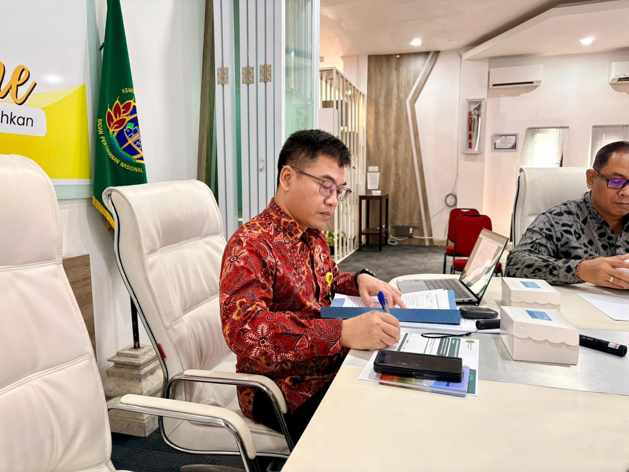 Kepala Kantah Kota Denpasar Mulyadi, memimpin rapat pembahasan pemecahan bidang tanah di Ruang Rapat Kantah Kota Denpasar (3/2/2026)