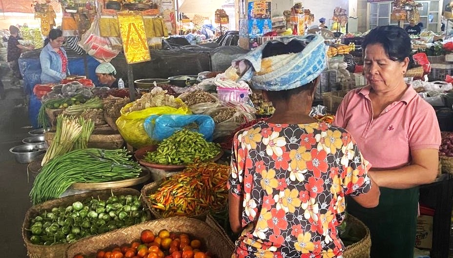 PILIHAN SULIT : Pedagang sembako yang ada di Pasar Amlapura Timur. (Foto zulfika Rahman)