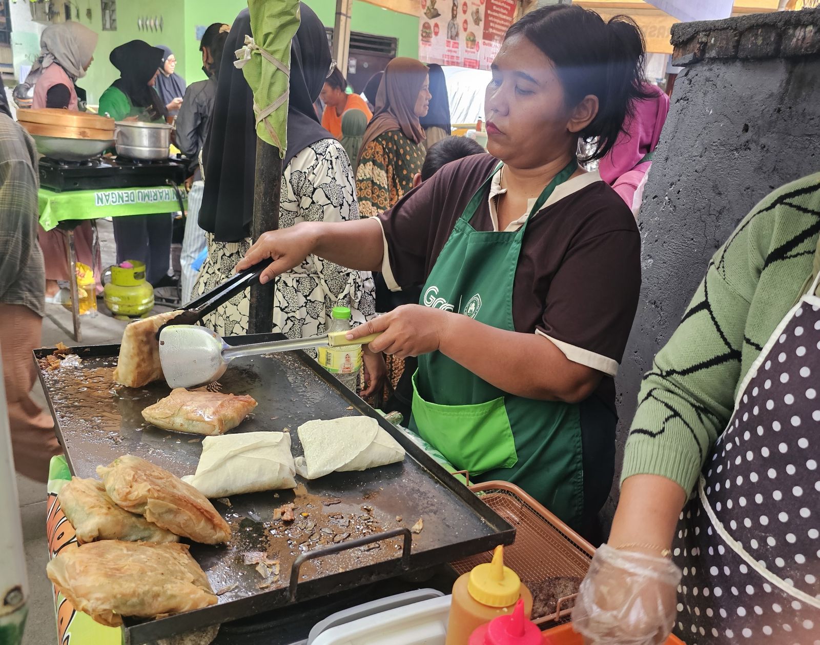 JUMBO: Lumpia  sebagai salah satu menu buka puasa hari pertama di Kampung Takjil Dusun Wanasari Denpasar Kamis (19/2)/2026.