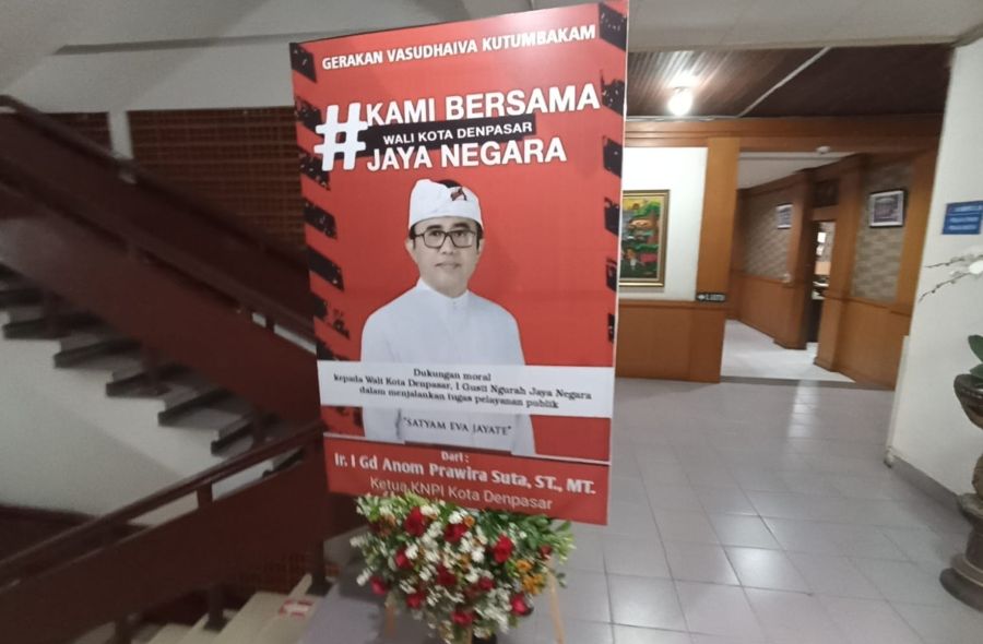 Sebuah karangan bunga dukungan kepada Wali Kota Denpasar IGN Jaya Negara terkait penonaktifan BPJS PBI JK