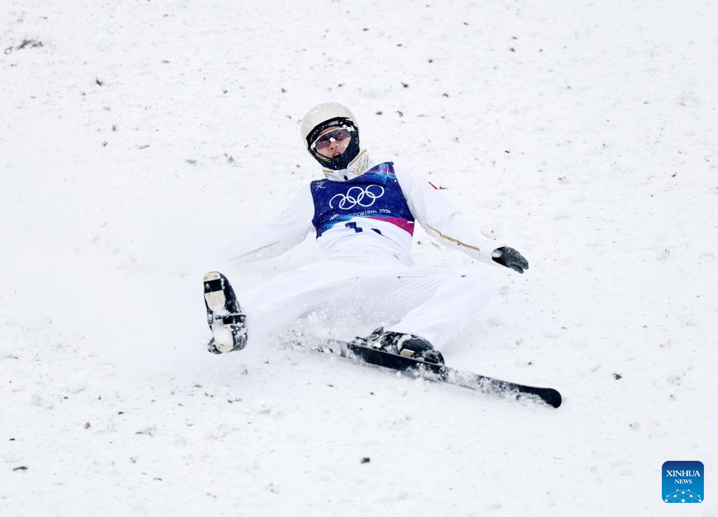 Skier Wang Xindi terjatuh ketika mendarat di final ski gaya bebas aerials campuran di Livigno Snow Park. 