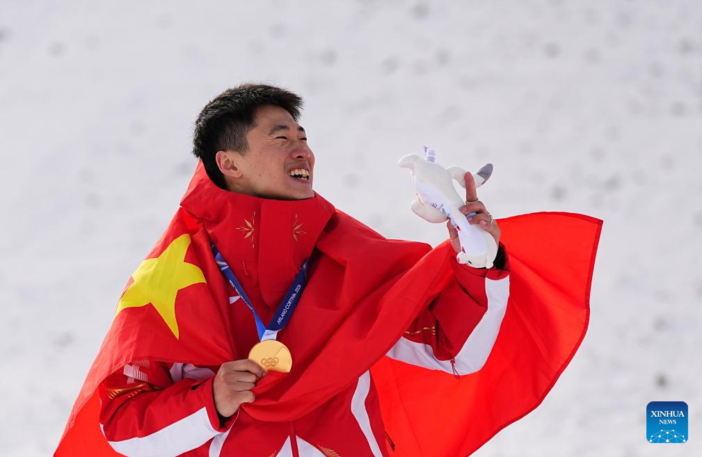 Atlet China Wang Xindi merayakan emas di nomor men&rsquo;s freeski aerials Milano Cortina 2026. Uniknya, istrinya Xu Mengtao meraih emas di nomor women's freeski aerials sehari sebelumnya.