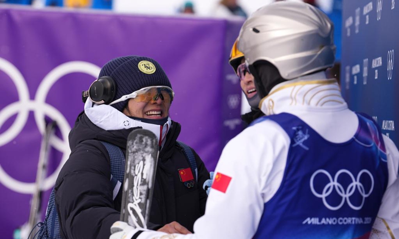 Suami-istri Wang Xindi and Xu Mengtao merayakan perkawinan emas nomor men's aerial dan women's aerial freestyle skiing yang mereka dapatkan di Milan-Cortina 2026.