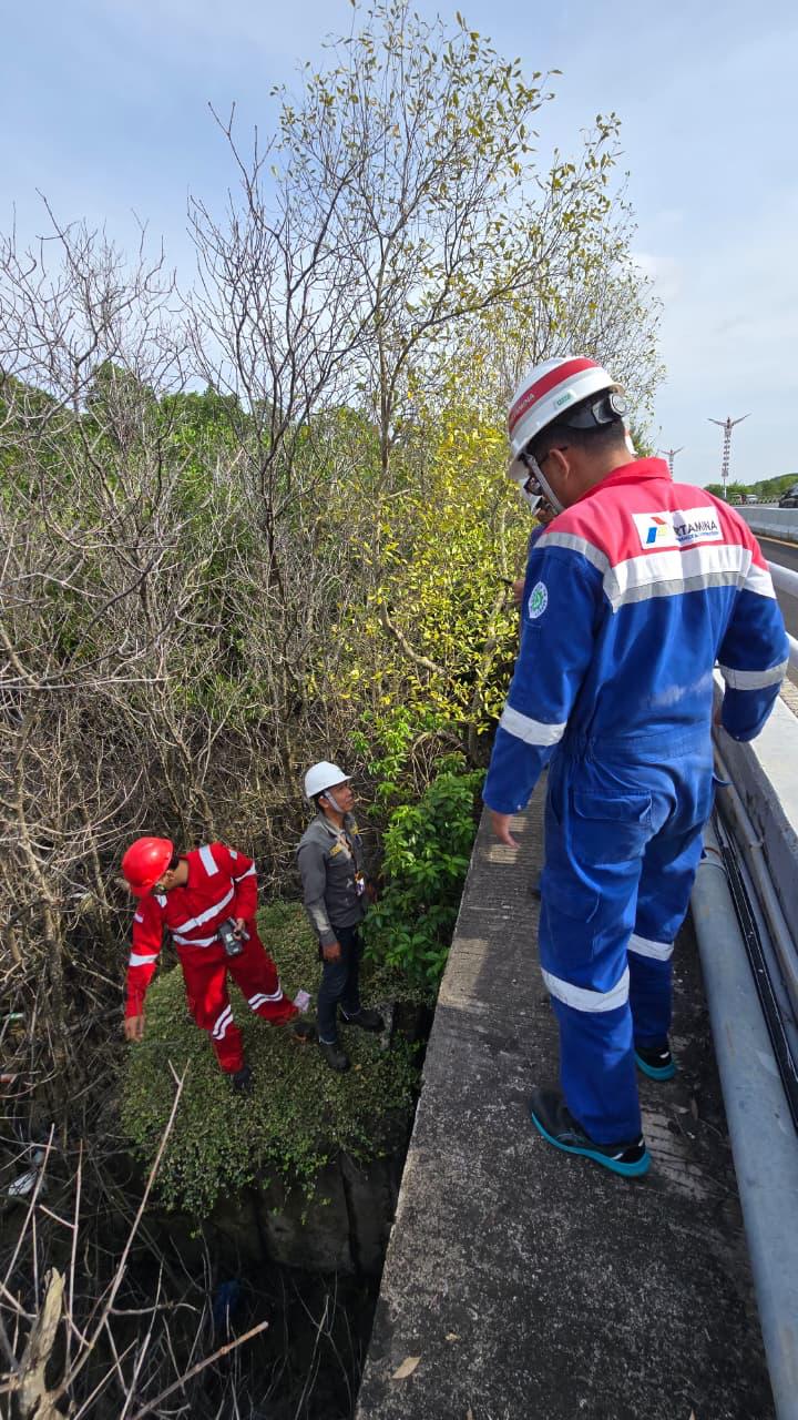 Terminal BBM Sanggaran melaksanakan pengecekan pipa bocor bersama tim Polairud di barat jalan pintu masuk Tol Bali Mandara, Benoa, Denpasar.