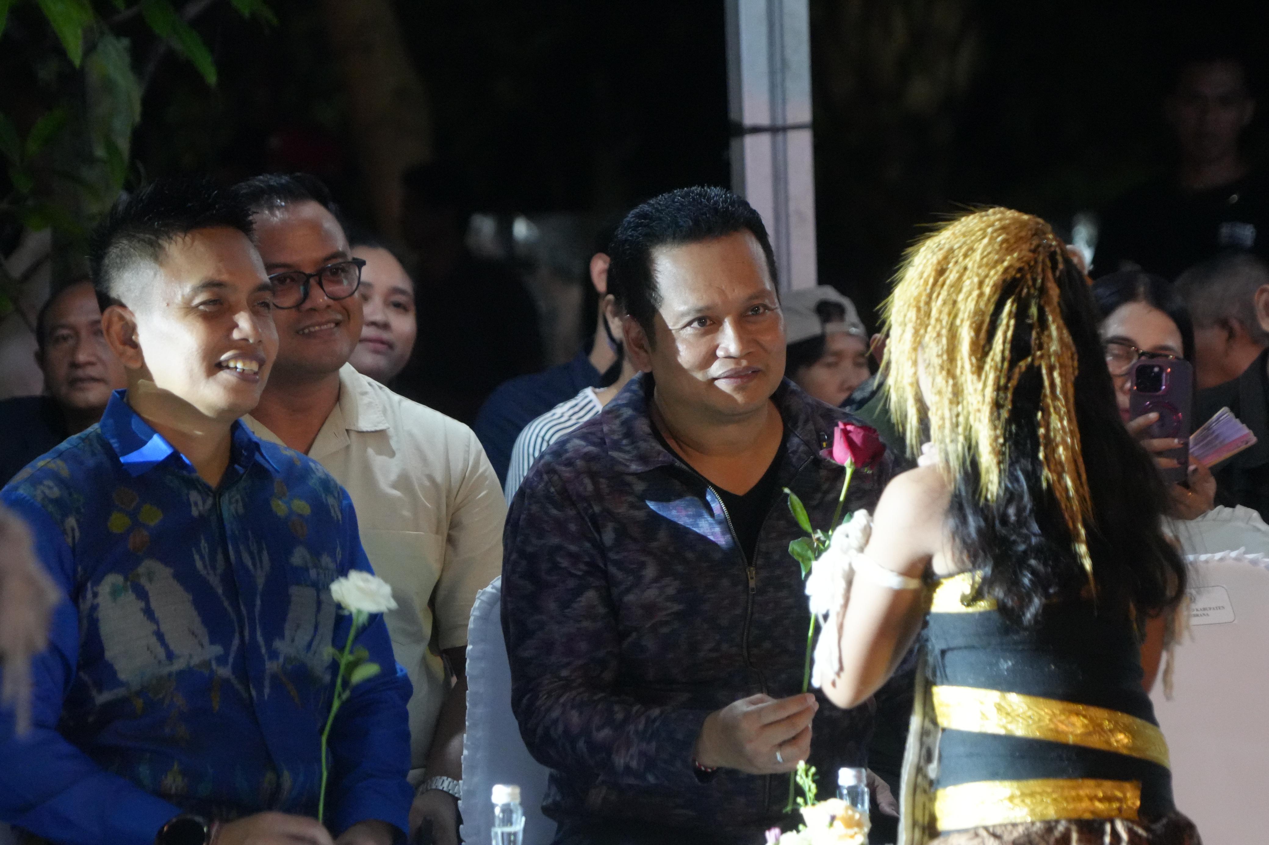 Bupati Jembrana Kembang Hartawan dan Wabup Ipat.