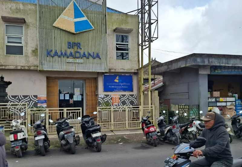 KAGET : Sejumlah nasabah datang silih berganti ke kantor BPR Kamadana, Jalan Raya Batur Kintamani, Batur Utara, Kecamatan Kintamani.(dewa ayu pitri arisanti)