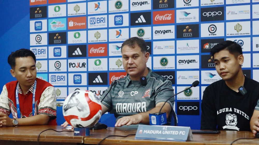 Pelatih Madura United Carlos Parreira waspadai lini depan Arema FC yang semakin tajam setelah kedatangan sejumlah pemain baru. Kedua tim akan bertanding malam ini.  