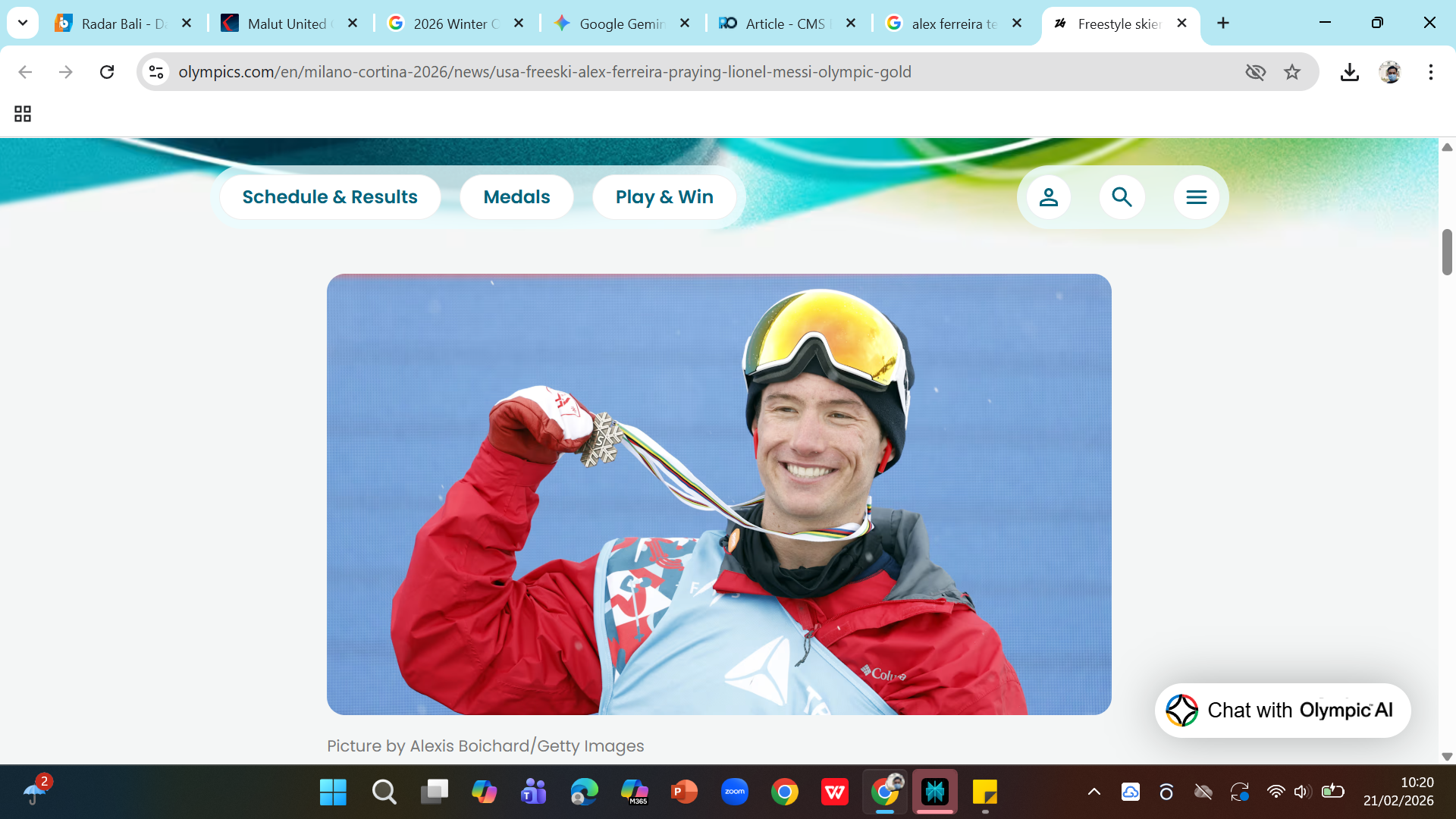 Skiyer Alex Ferreira berhasil mengawinkan tiga medali di tiga gelaran olimpiade. Andalan Team USA ini meraih emas di nomor halfpipe freestyle skiing Milano Cortina 2026. 