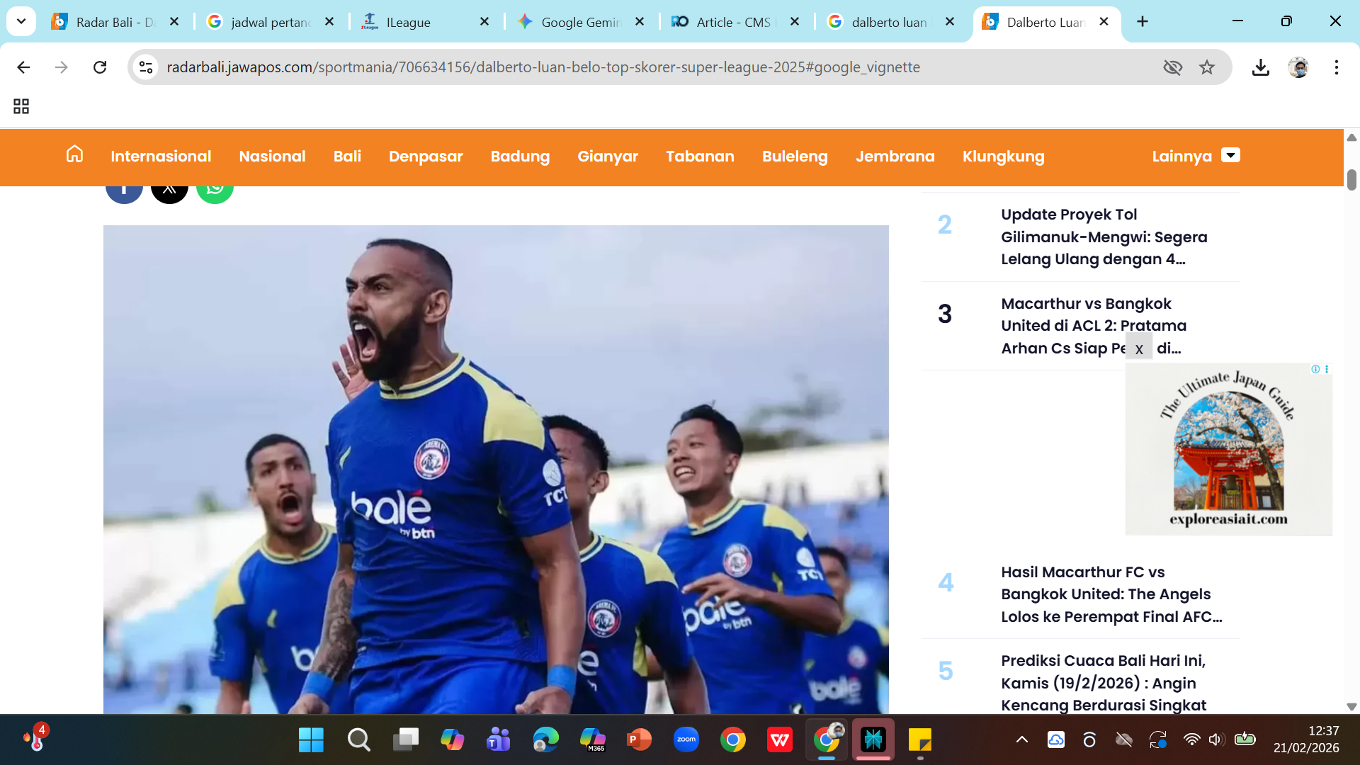 Striker Arema FC Dalberto Luan Belo berupaya mencetak gol ke gawang Madura United untuk menyusul Maxwell Souza di daftar top skorer musim ini. 