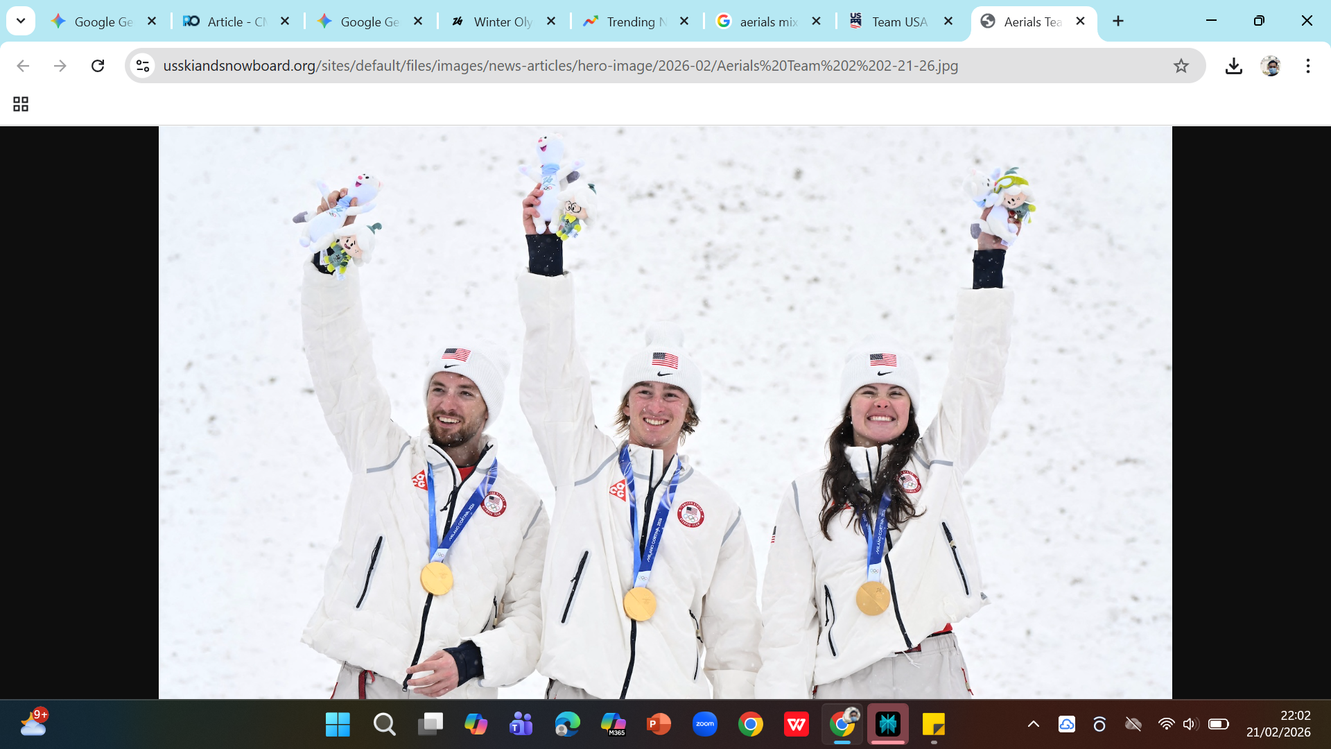 Dari kiri, Christopher Lilis, Connor Curran, dan Kaila Kuhn menerima medali emas ski gaya bebas aerials campuran Olimpiade Musim Dingin 2026 di Livigno Snow Park, Italia. 