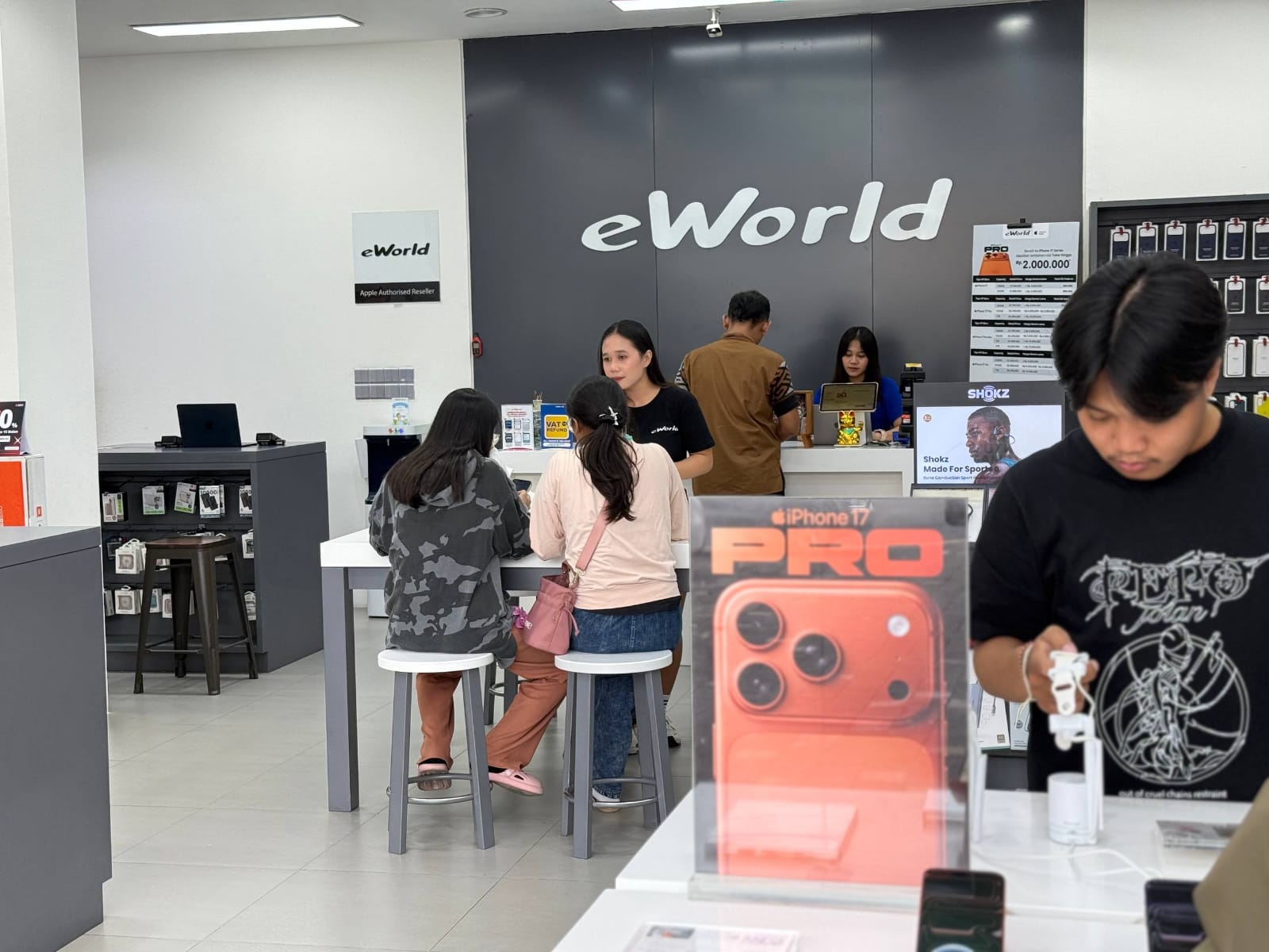 ADA STOK: Pelayanan di gerai eWorld jalan Teuku Umar Denpasar