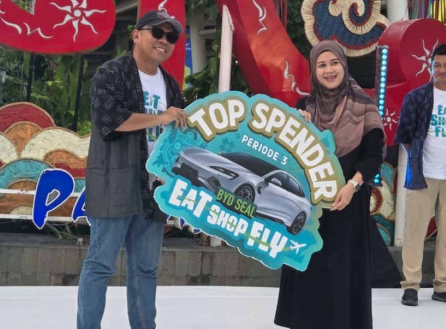 KEJUTAN: Sarah Triandani (kanan) menerima hadiah mobil listrik BYD Seal secara simbolik.