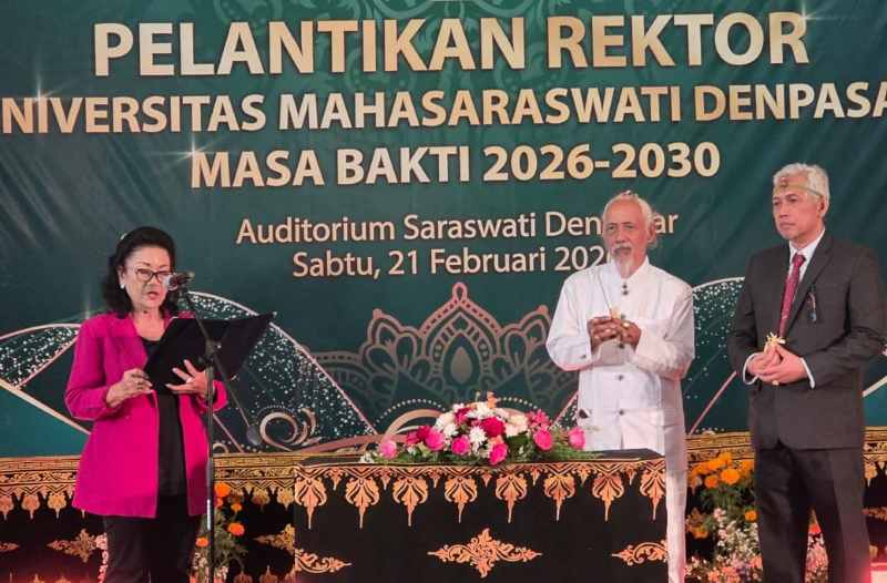 DILANTIK : Prof. Dr. I Ketut Sukewati Lanang Putra Perbawa (paling kanan) saat dilantik Ketua  Yayasan Perguruan Rakyat Saraswati Pusat Denpasar, Tjok. Istri Sri Ramaswati (kiri).(Marsellus Pampur)