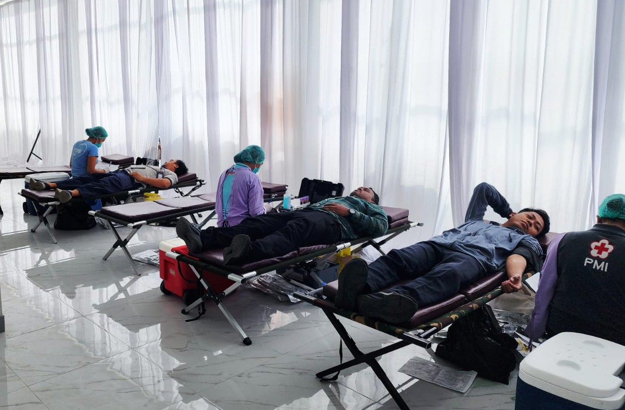 AKSI KEMANUSIAAN: Peserta sedang Donor Darah di ruang lantai tiga BSI KC  Denpasar, 5 Februari 2026.