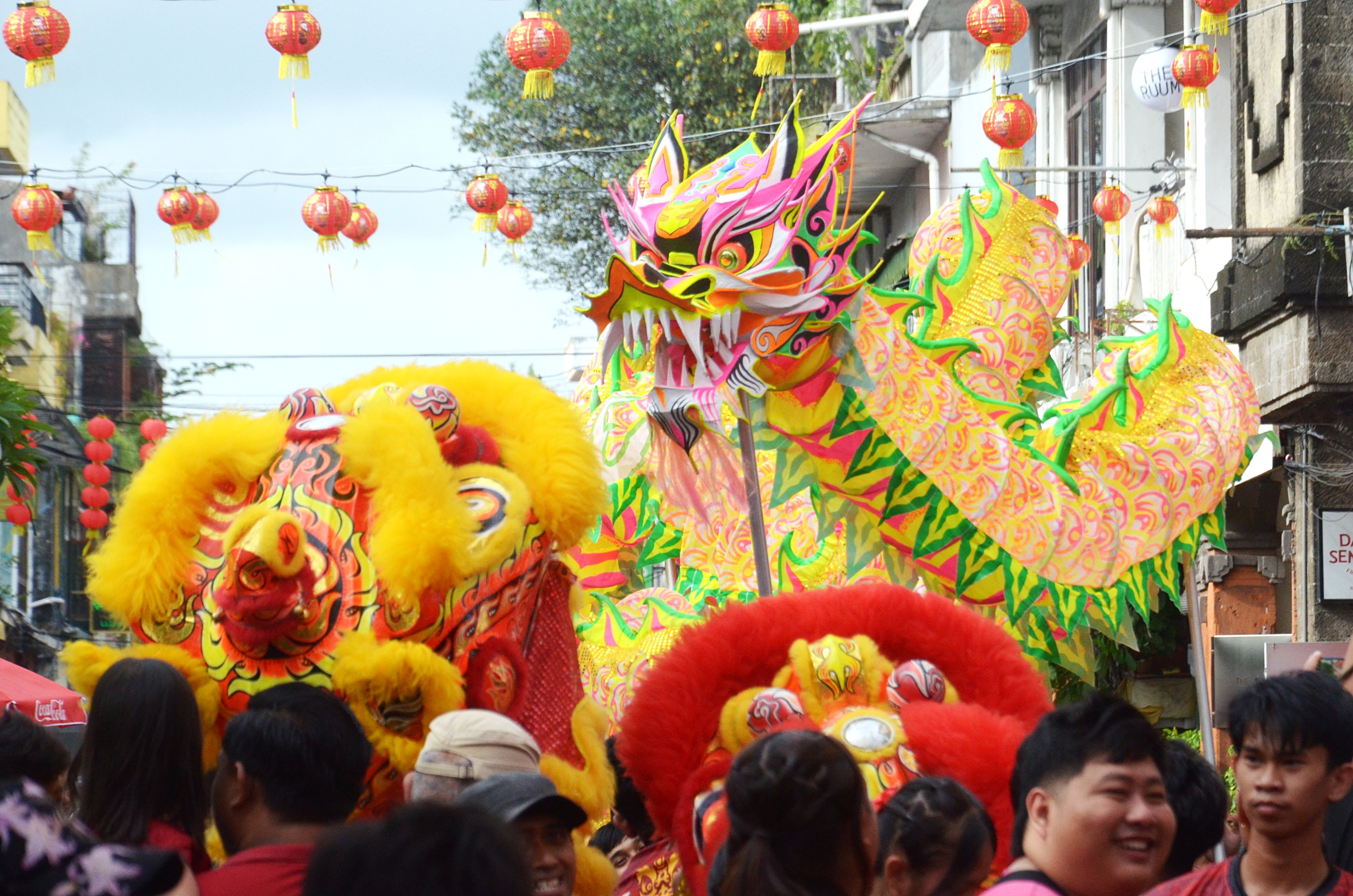 SELALU SEMARAK : Pertunjukan liong barongsai Festival Harmoni Imlek Jalan Gajah Mada. (adrian suwanto/radar bali)