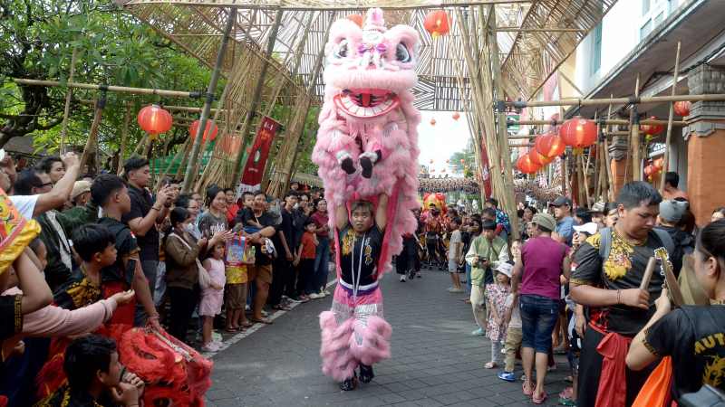 POTRET KEBERAGAMAN : Festival Harmoni Imlek Jalan Gajah Mada. (adrian suwanto/radar bali)