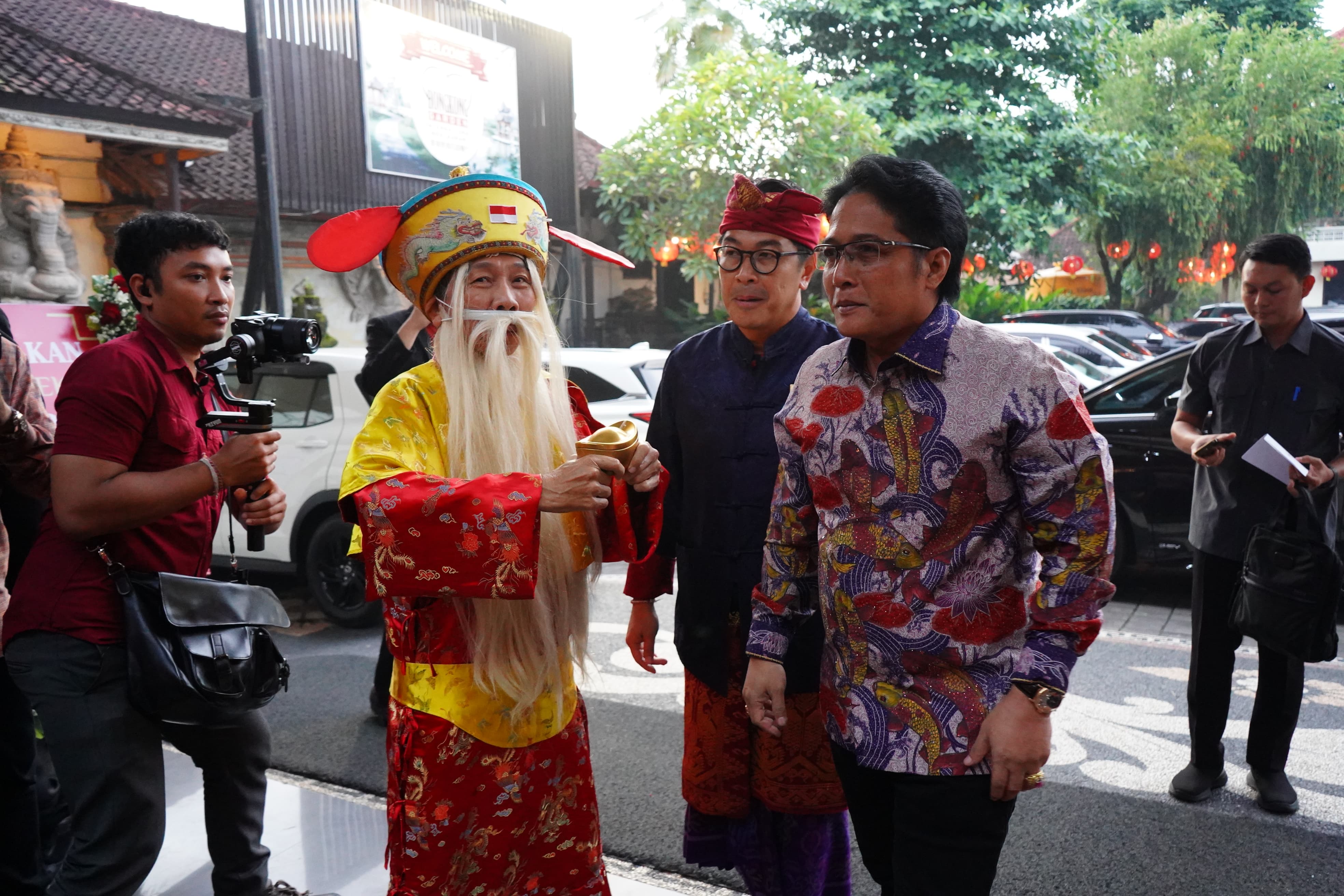 DISAMBUT DEWA UANG: Wagub Bali Giri Prasta menghadiri perayaan Imlek INTI Bali di Hongkong Garden, Denpasar, Jumat (20/2/2026).