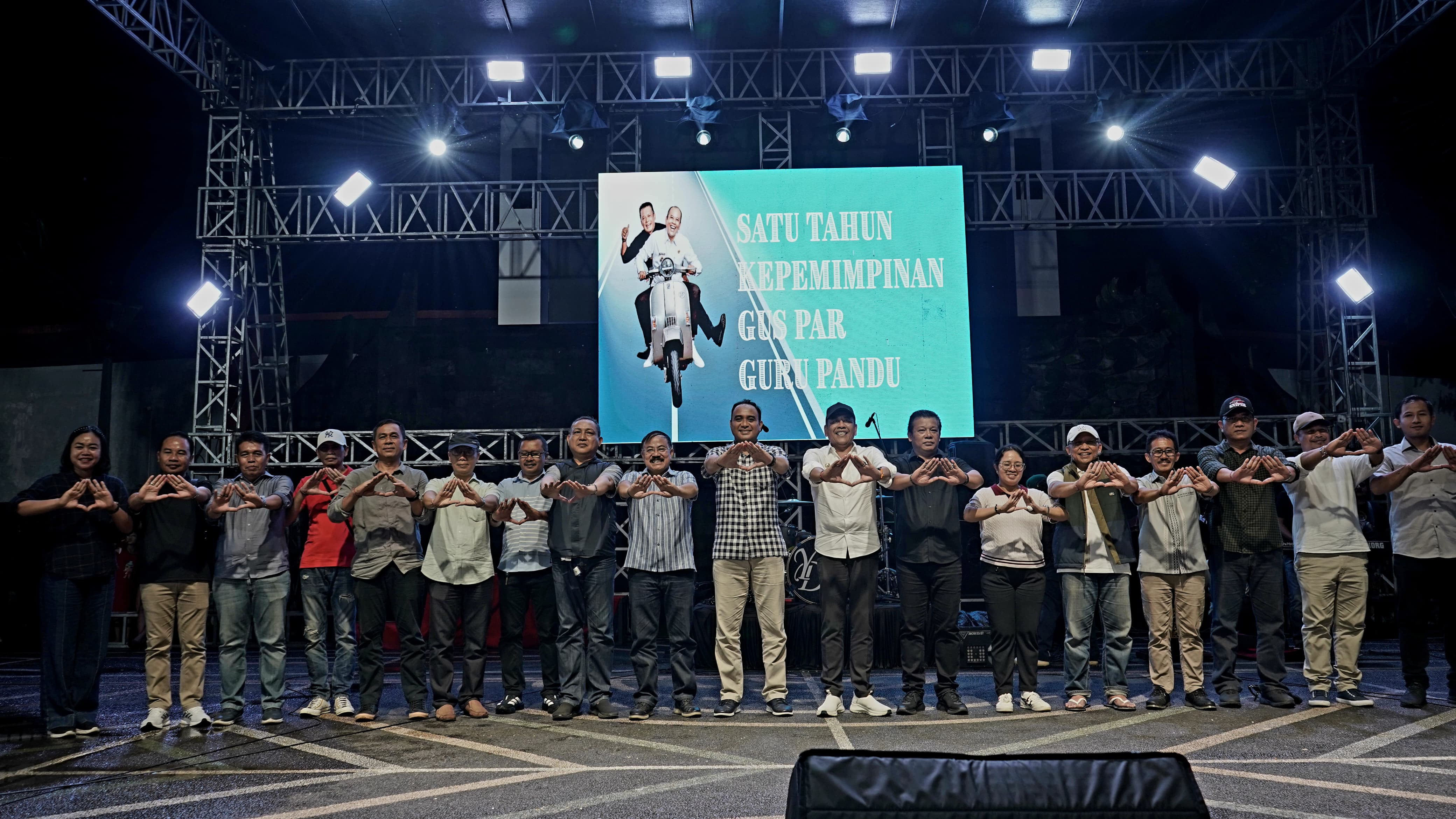 Pesta rakyat menandai setahun kepemimpinan Bupati dan Wakil Bupati Karangasem I Gusti Putu Parwata dan Pandu Prapanca Lagosa yang digelar di jalan veteran Amlapura pada Sabtu malam (21/2).